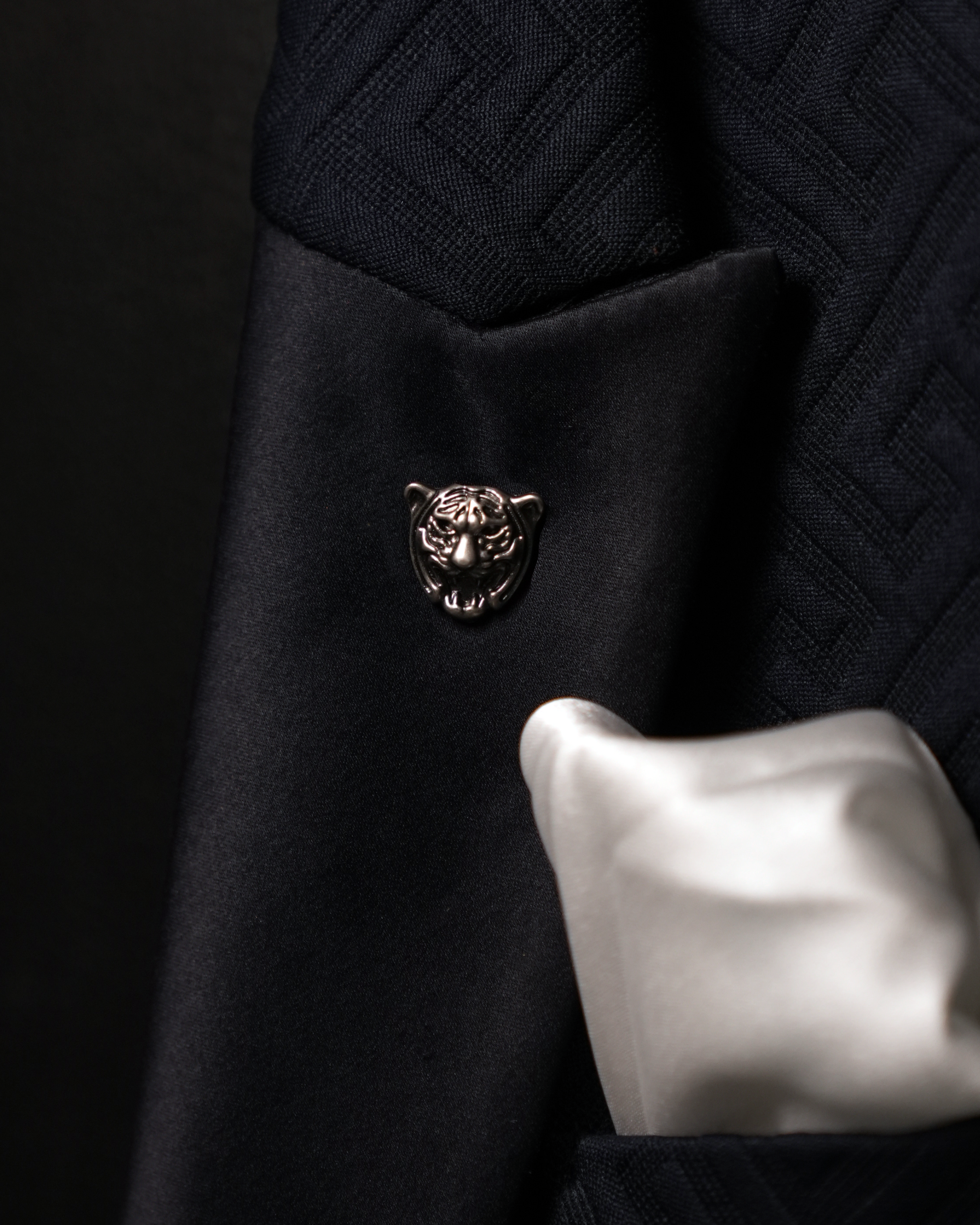 ROYAL ROAR PIN
