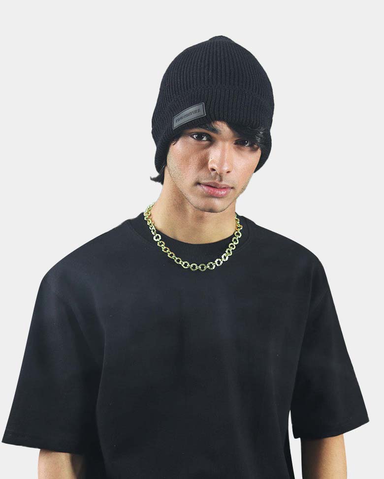BLACK KNITTED BEANIE